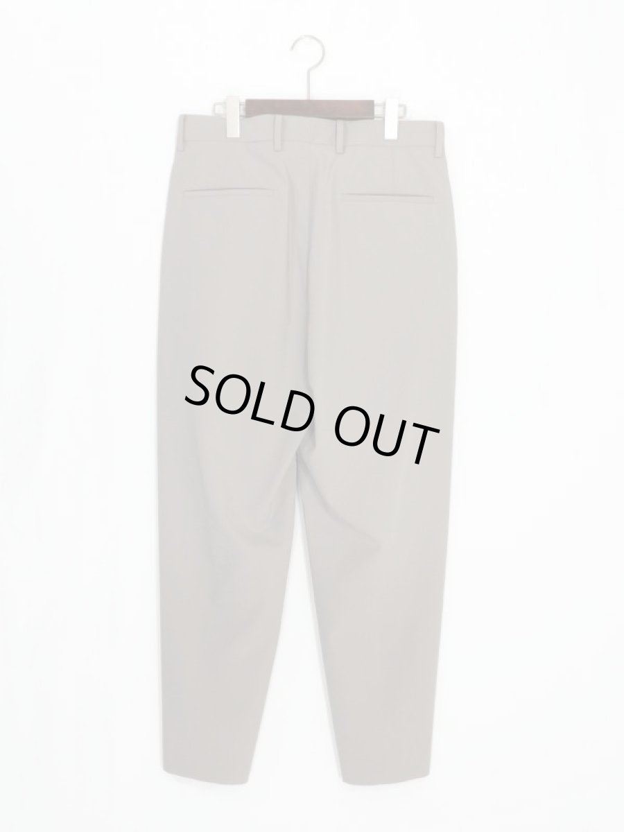 画像2: URU [ウル] 2 TUCK  PANTS [GREIGE]  (2)